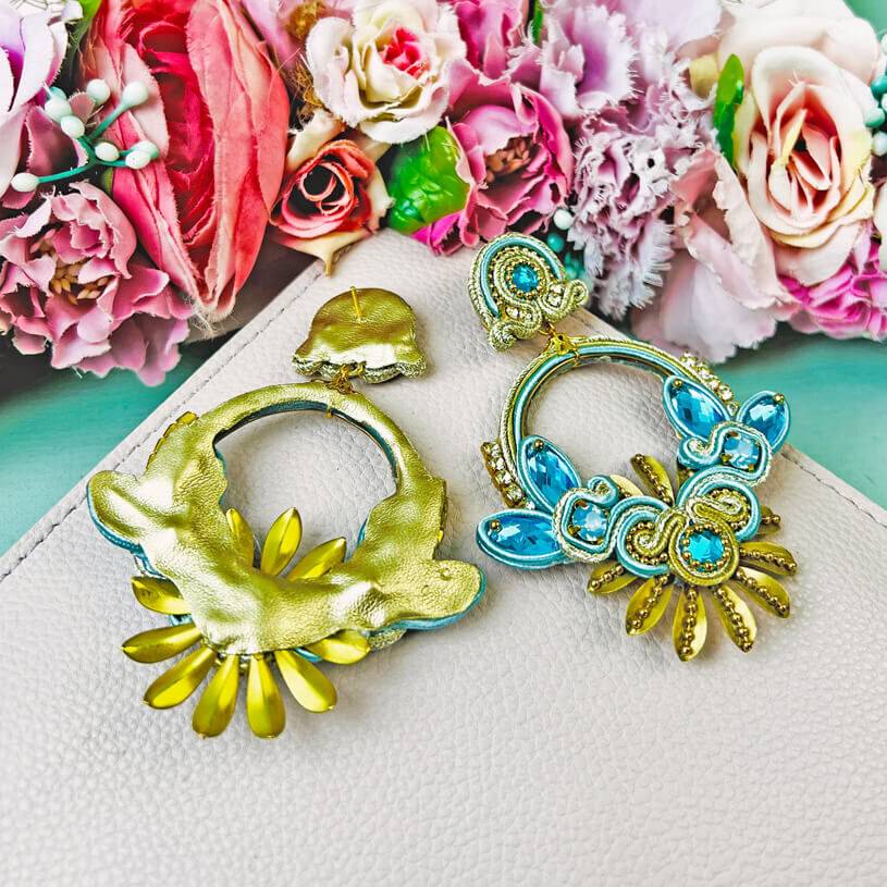 SchwesterSchwester Filigrane Soutache-Ohrringe in zarten Hellblautönen mit Gold Bis zu 60% Rabatt