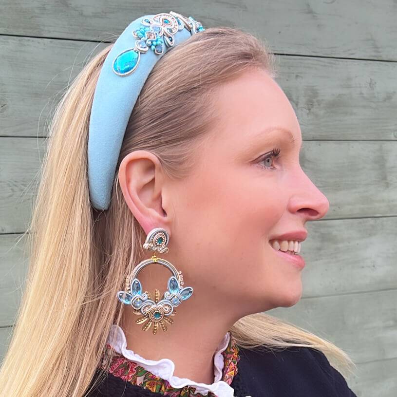SchwesterSchwester Filigrane Soutache-Ohrringe in zarten Hellblautönen mit Gold Bis zu 60% Rabatt