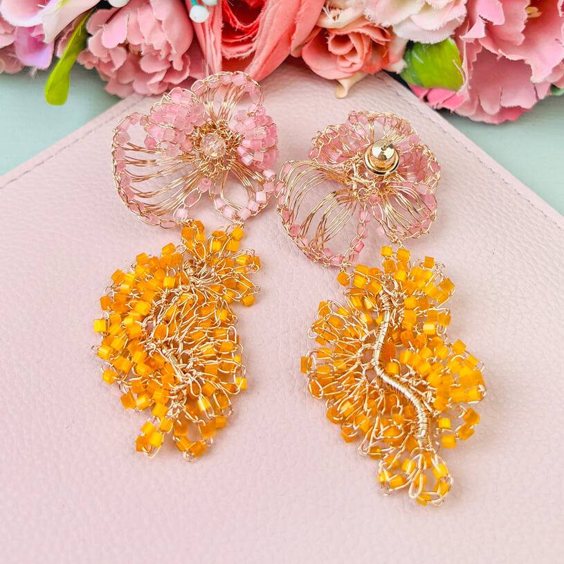 SchwesterSchwester Bunte florale Ohrringe aus Perlen in Pink und Orange Riesige Rabatte