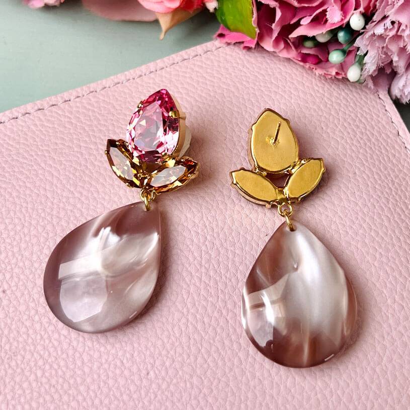 SchwesterSchwester Funkelnde Ohrstecker in Rosa mit großem Tropfen in Beige Clearance-Verkauf