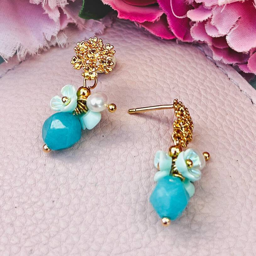 SchwesterSchwester Kleine vergoldete Ohrstecker mit Blüten und Perle in Türkis Speichern exportieren