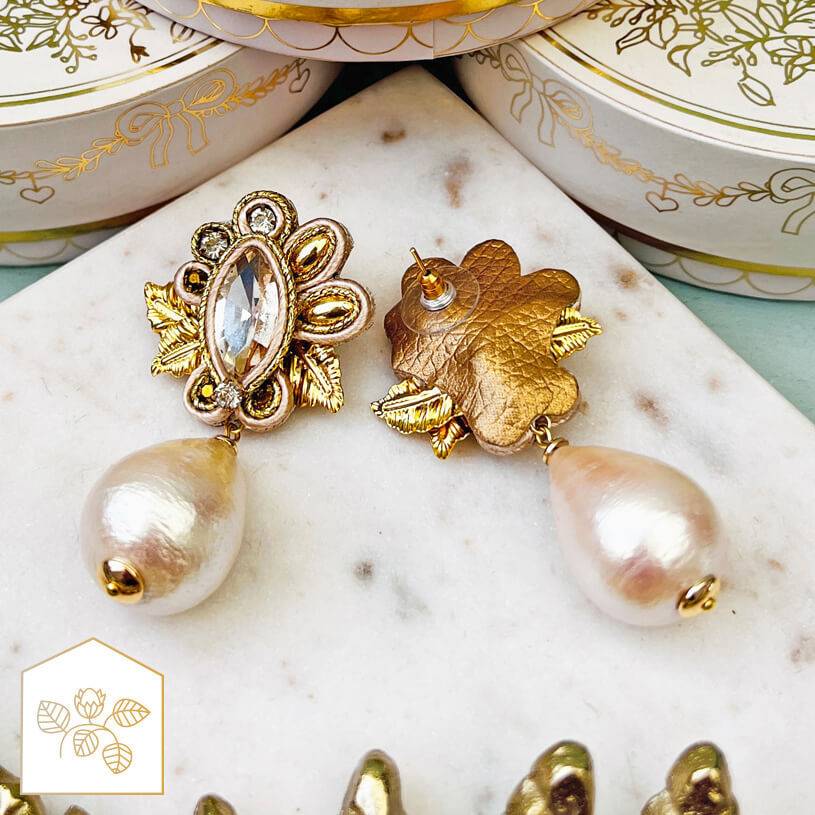 SchwesterSchwester Raffinierte Soutache-Ohrstecker in Gold und Champagner mit Baumwolltropfen Rabatte dieses Monats