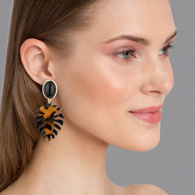 SchwesterSchwester Schwarze Ohrstecker mit schildpattfarbenem Monstera-Blatt von AmuseToi Auslauf