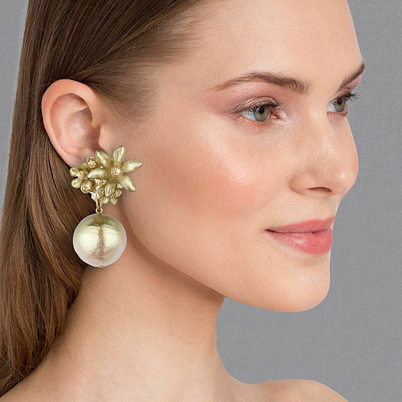 SchwesterSchwester Lindgrüne Blüten-Ohrstecker mit federleichter Baumwollkugel Sonderangebot