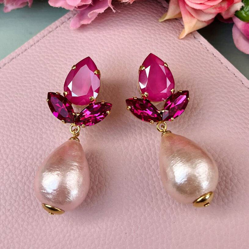 SchwesterSchwester Funkelnde Ohrstecker in Pink mit federleichten Baumwolltropfen von AmuseToi Rabatt