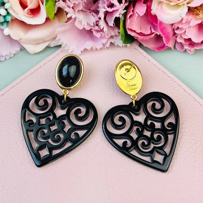 SchwesterSchwester Schöne Ohrringe in schimmerndem Schwarz mit Herz-Ornamenten von AmuseToi Günstig kaufen