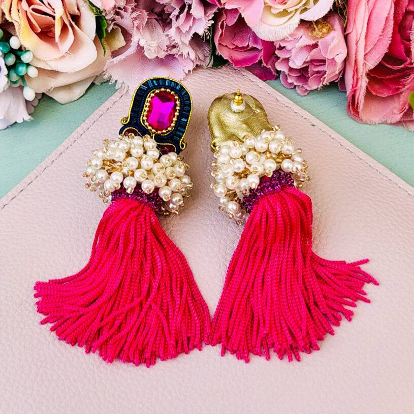 SchwesterSchwester Auffällige Soutache-Quastenohrringe in Pink und Dunkelbau Exklusivangebot