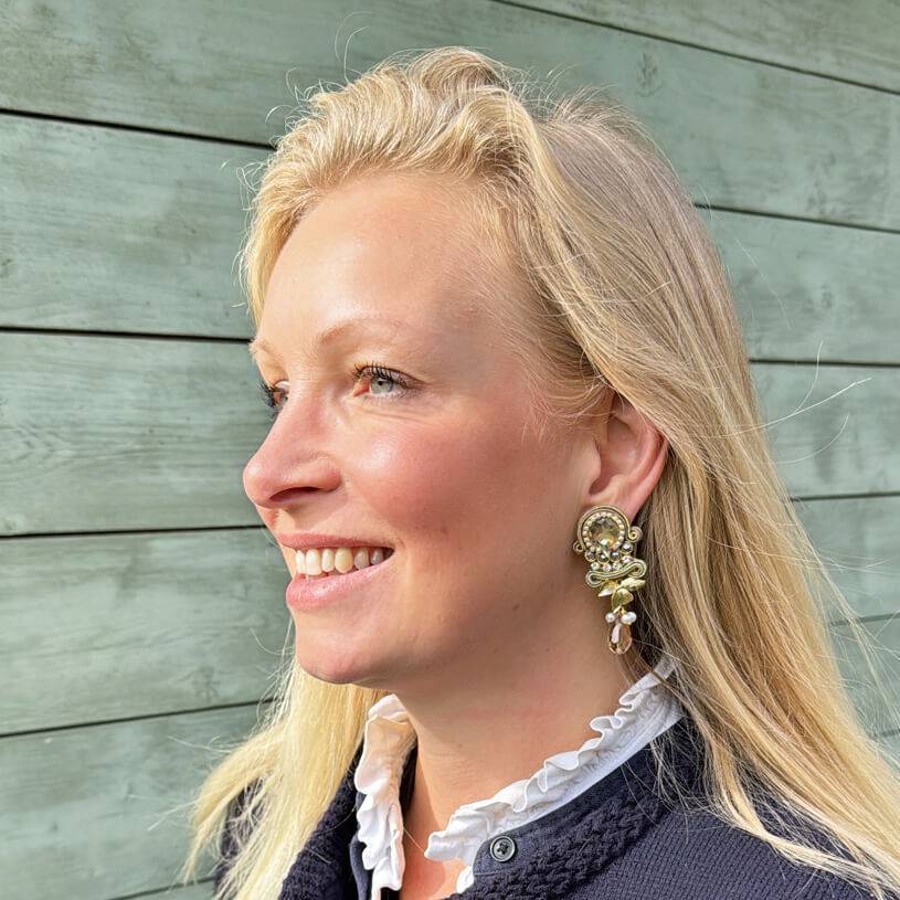 SchwesterSchwester Vorbestellbar - Zeitlose Soutache-Ohrstecker in Gold und Champagnertönen Saisonschlussverkauf