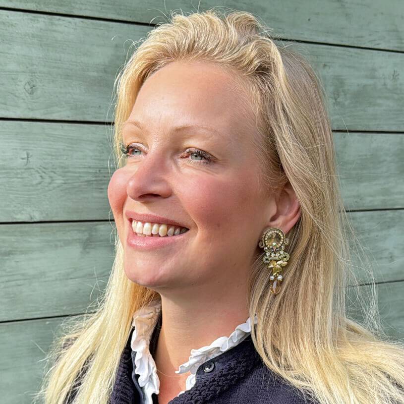 SchwesterSchwester Vorbestellbar - Zeitlose Soutache-Ohrstecker in Gold und Champagnertönen Saisonschlussverkauf