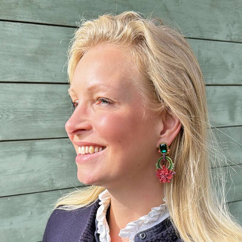 SchwesterSchwester Vorbestellbar - Raffinierte Blüten-Soutache-Ohrstecker in Grün und Rotpink Black Friday