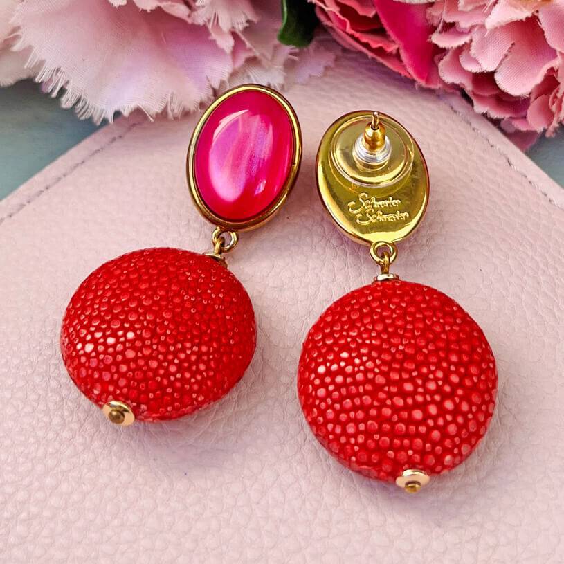 SchwesterSchwester Pinke Ohrringe mit rotem Anhänger in Rochenhautoptik Osterangebot