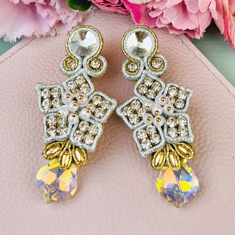 SchwesterSchwester Besondere Schneekristall-Soutache-Ohrringe in Weiß Exklusive Angebote
