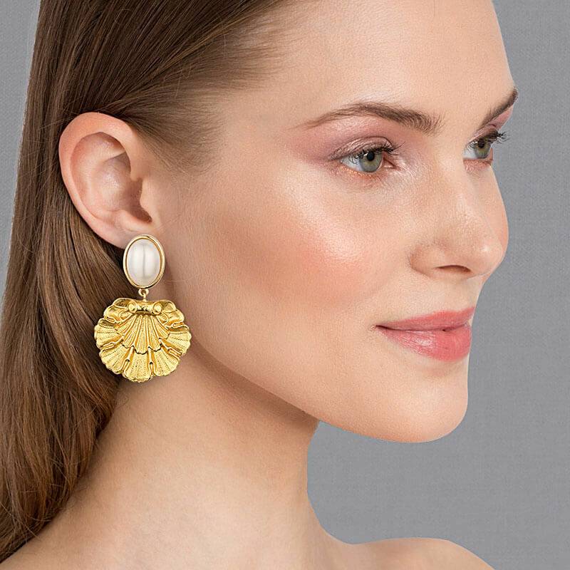 SchwesterSchwester Vergoldete Ohrstecker in Perlmuttfarben mit goldenem Muschelornament von AmuseToi Neuheiten