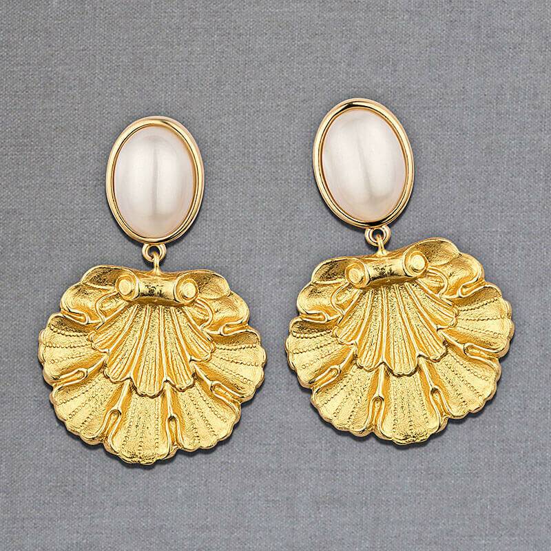 SchwesterSchwester Vergoldete Ohrstecker in Perlmuttfarben mit goldenem Muschelornament von AmuseToi Neuheiten