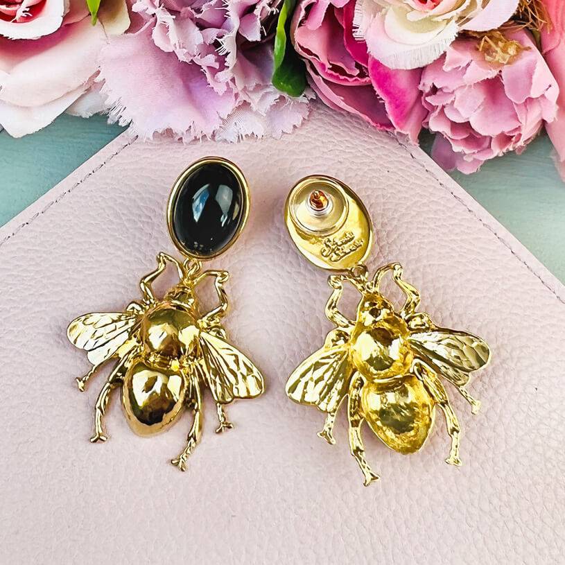 SchwesterSchwester Schwarzer Ohrstecker mit vergoldeter Hummel von AmuseToi Bestseller