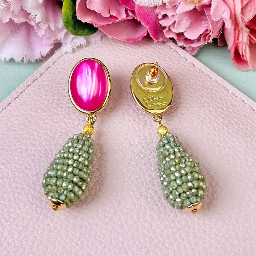 SchwesterSchwester Pinke Ohrringe mit glitzerndem hellgrünen Tropfen von AmuseToi Wochenangebot