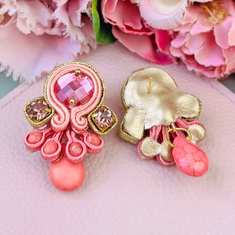 SchwesterSchwester Wunderschöne kleine Soutache Ohrstecker in Gold und Rosa Letzter Tag