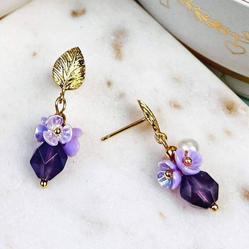 SchwesterSchwester Kleine vergoldete Ohrstecker in Blattform mit Blüten und Perle in Violett Bis zu 60% Rabatt