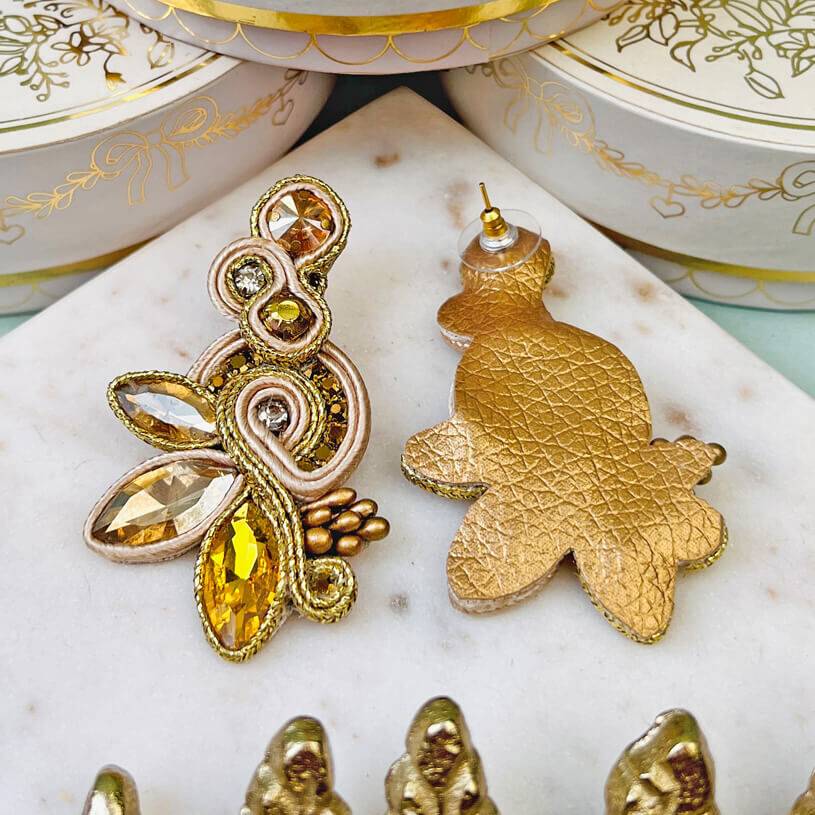 SchwesterSchwester Extravagante Soutache-Ohrstecker in Champagner und Gold Discount Store für neue Produkte
