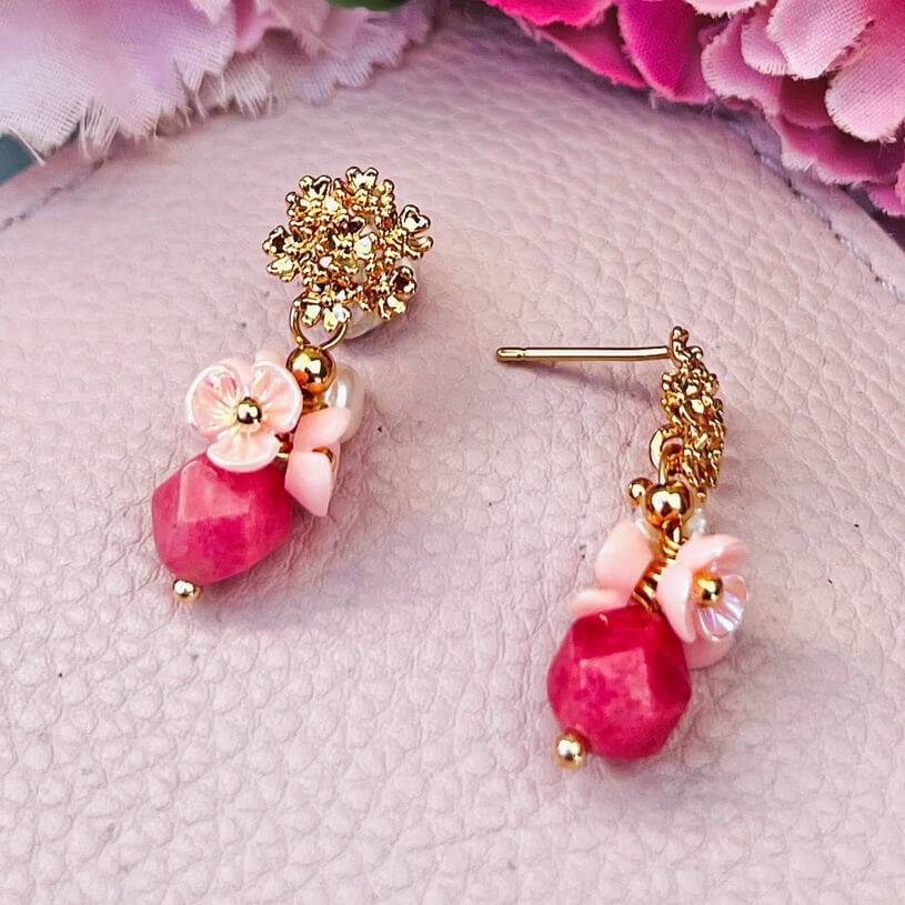 SchwesterSchwester Kleine vergoldete Ohrstecker mit Blüten und Perle in Rosa und Pink Begrenzt auf 3 Tage