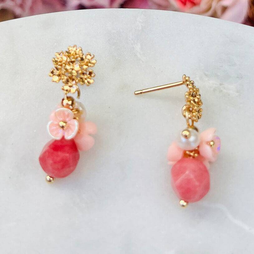 SchwesterSchwester Kleine vergoldete Ohrstecker mit Blüten und Perle in Rosa und Pink Begrenzt auf 3 Tage