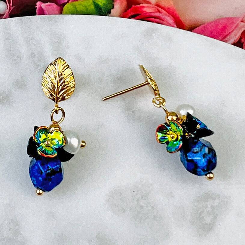 SchwesterSchwester Kleine vergoldete Ohrstecker in Blattform mit Blüten und Perle in Dunkelblau Im Verkauf