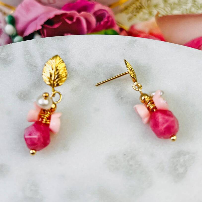 SchwesterSchwester Kleine vergoldete Ohrstecker in Blattform mit Blüten und Perle in Rosa und Pink Outlet