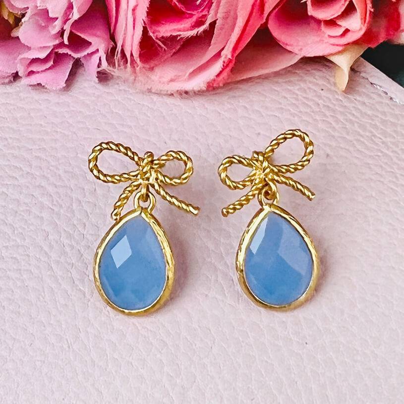 SchwesterSchwester Schleifchenstecker mit kleinem facettiertem Tropfen in Hellblau Sonderangebot