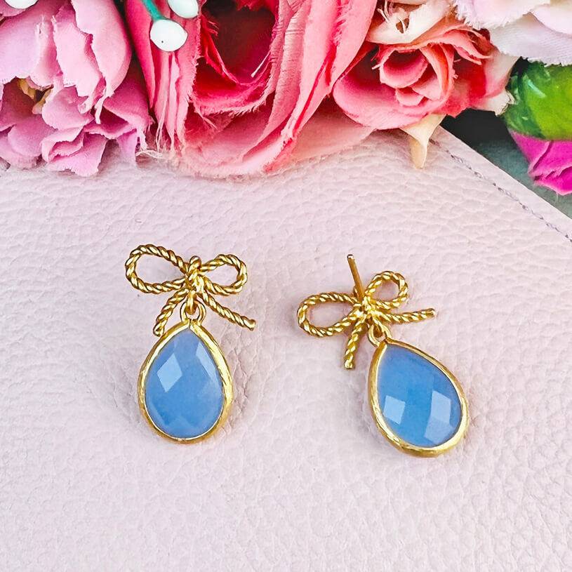 SchwesterSchwester Schleifchenstecker mit kleinem facettiertem Tropfen in Hellblau Sonderangebot