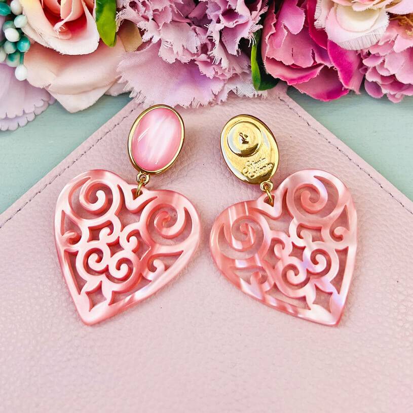 SchwesterSchwester Schöne Ohrringe in schimmerndem Rosa mit Herz-Ornamenten von AmuseToi Versandkostenfrei
