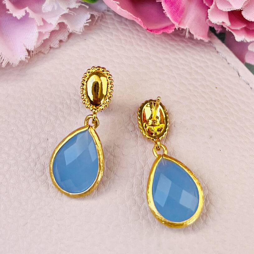 SchwesterSchwester Eleganter vergoldeter Ohrstecker mit kleinem Tropfen in Zartblau Preisnachlass
