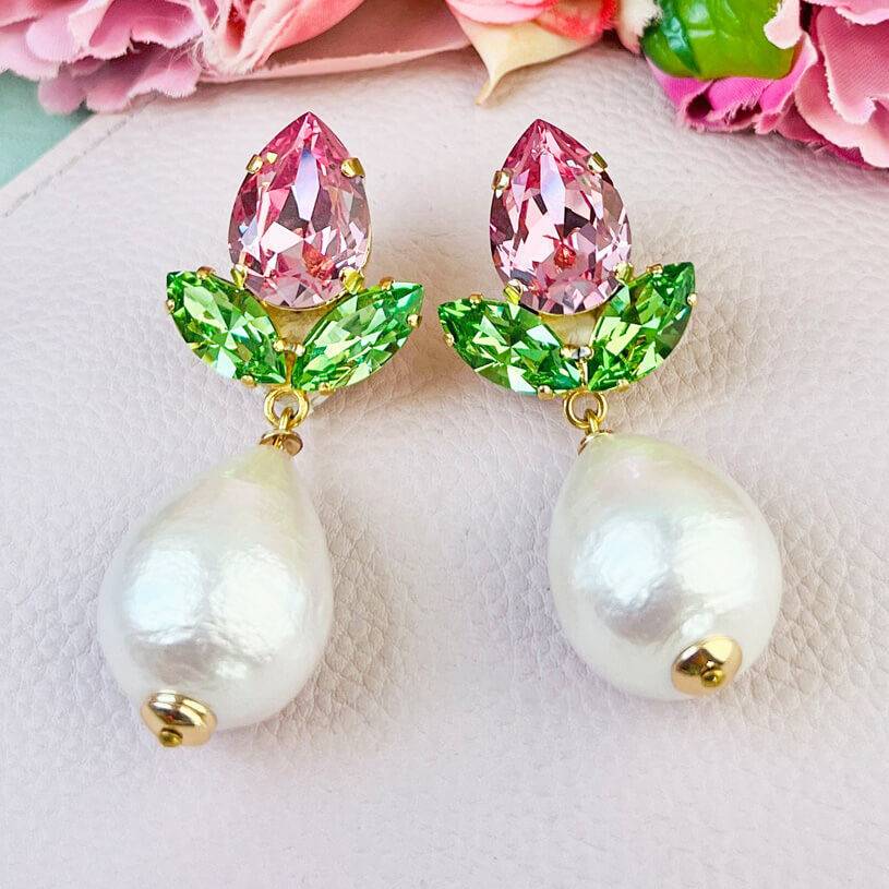 SchwesterSchwester Funkelnde Ohrstecker in Rosa und Grün mit federleichten Baumwolltropfen Super Sparpreis