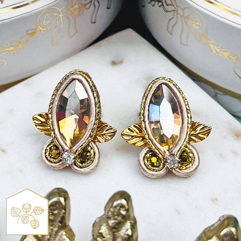 SchwesterSchwester Kleine Soutache-Ohrstecker in Gold und Champagner Letzte 3 Tage