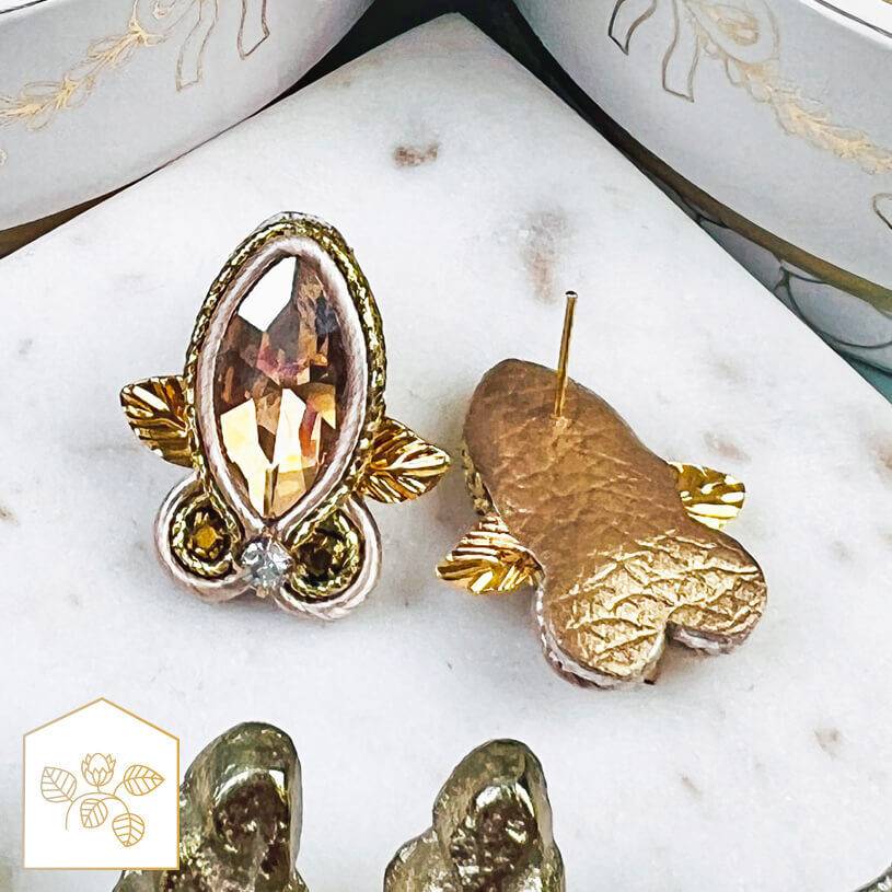 SchwesterSchwester Kleine Soutache-Ohrstecker in Gold und Champagner Letzte 3 Tage