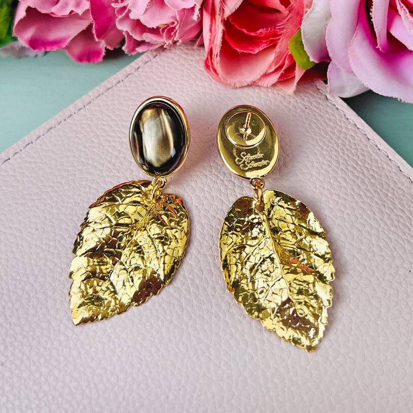 SchwesterSchwester Schokobrauner Ohrstecker mit großem goldenen Blatt von AmuseToi Neueste Stile
