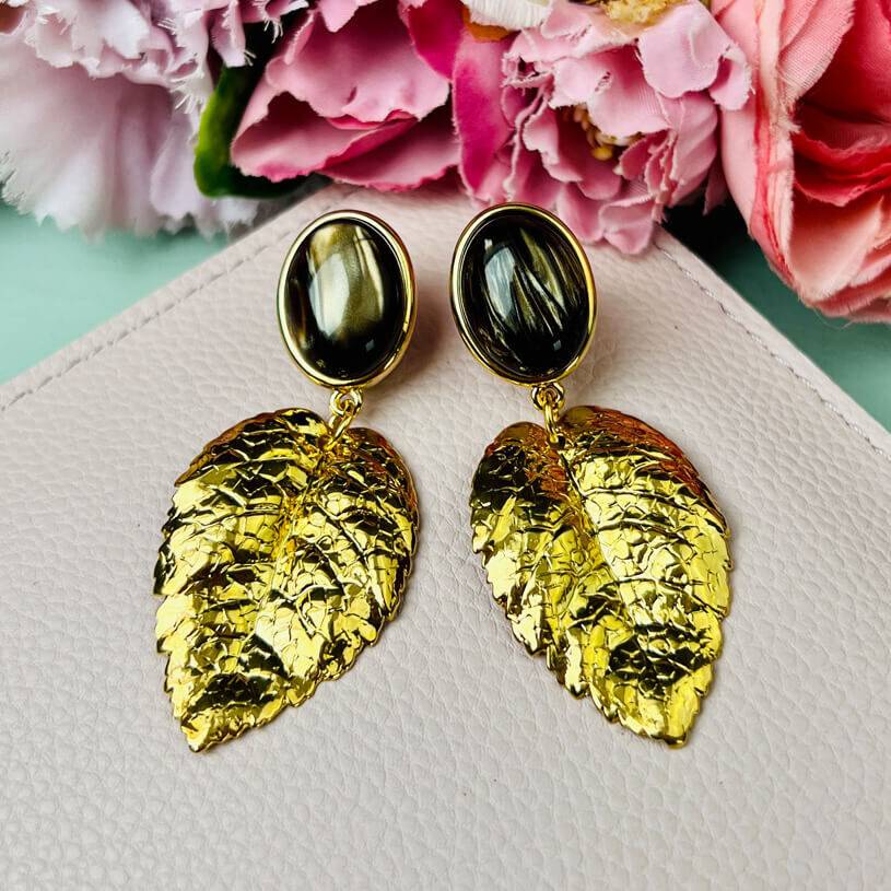 SchwesterSchwester Schokobrauner Ohrstecker mit großem goldenen Blatt von AmuseToi Neueste Stile